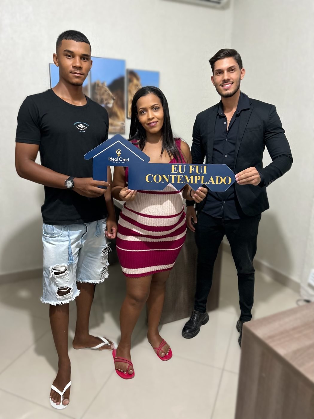 Clientes ao lado do consultor, em atendimento fora do escritório