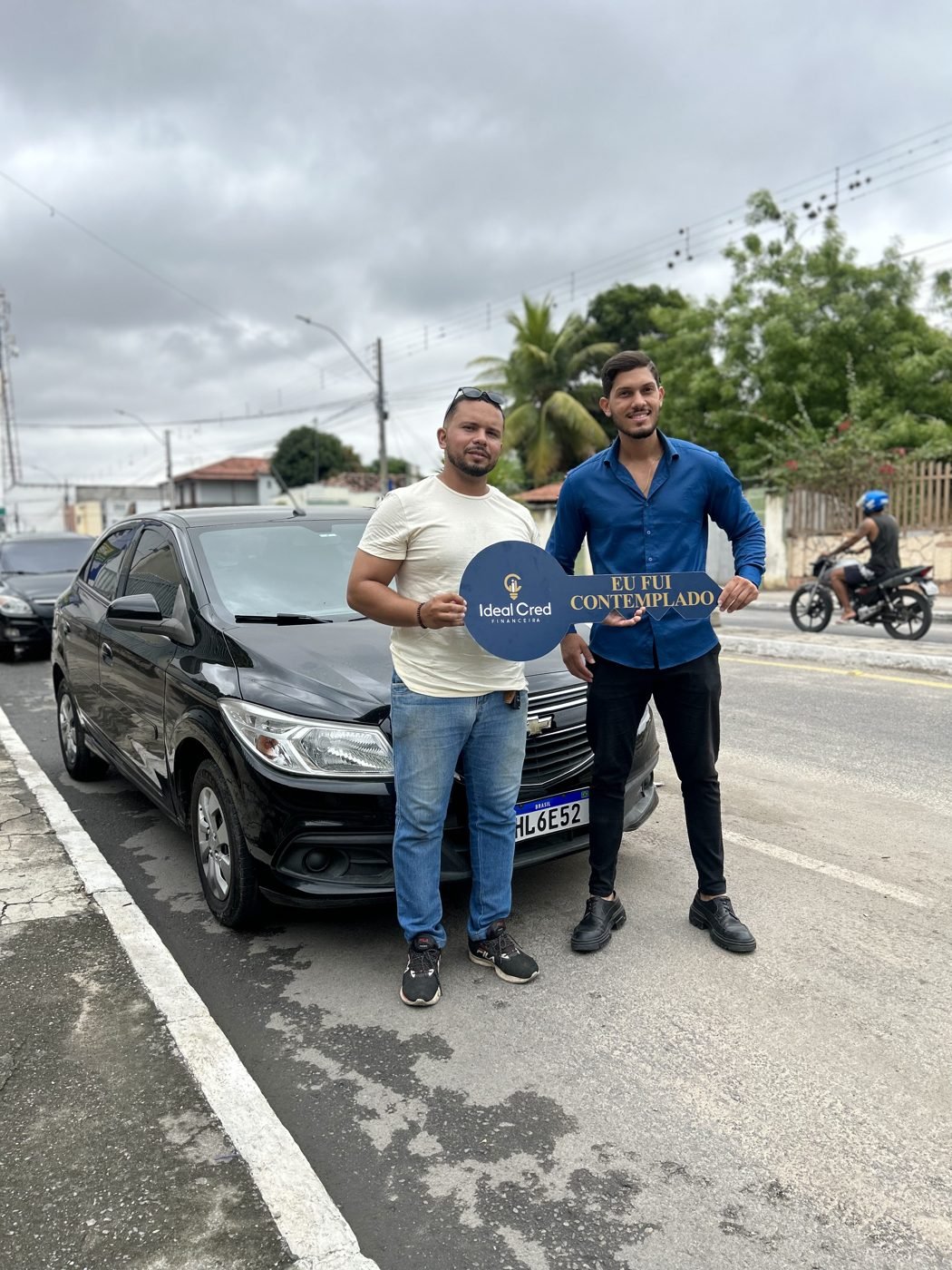 Casal contemplado com a chave simbólica